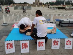 <b>摆摊我们是认真的，不为赚钱为救命～</b>